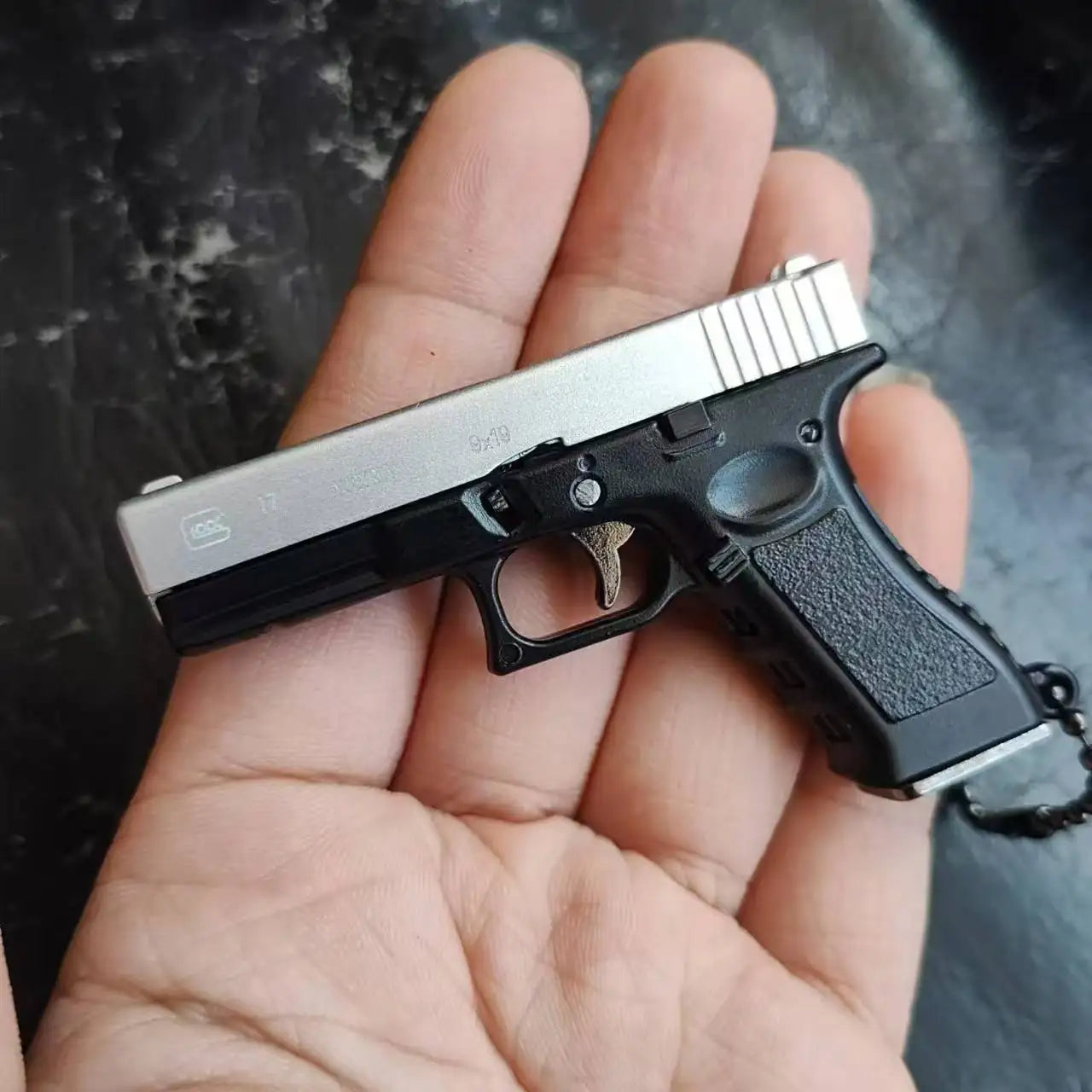1:3 Semi Alloy G34 TTI Pistol Model Keychain Disassemble Mini Gun Toy Craft Bag Pendant for Chlidren Adults