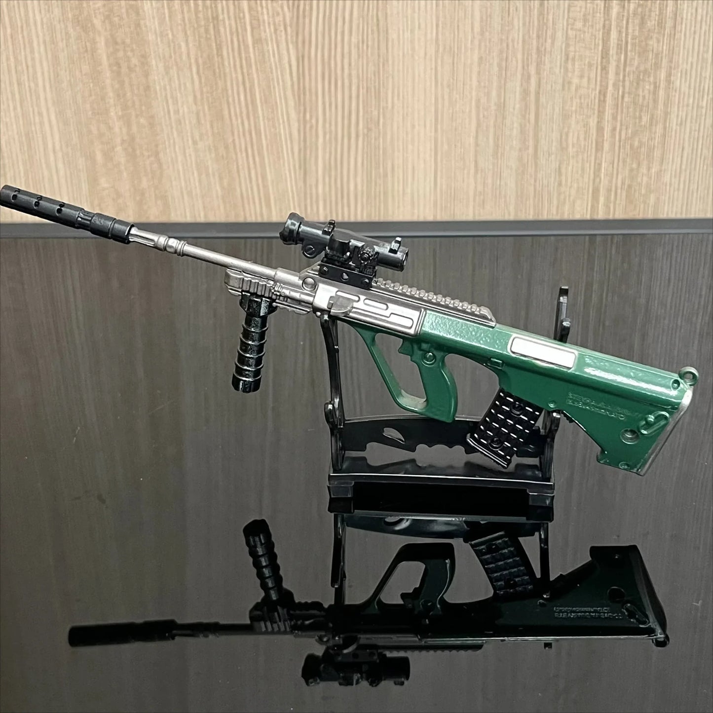 Desktop Decoration Pistol 20cm AUG Toy Gun Home Ornament Alloy Rifle Model Mini M416 Toy Gun Boy Adult Christmas Gift