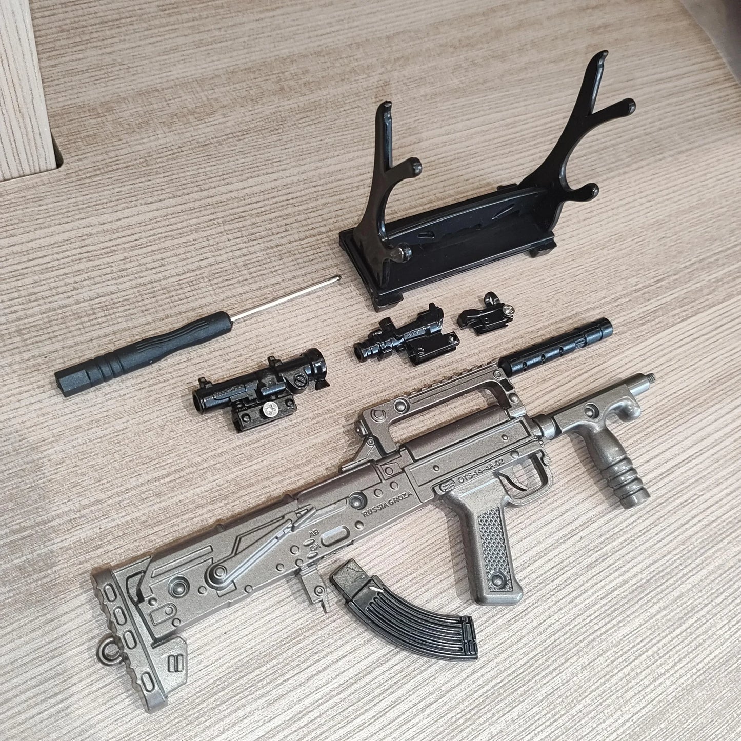 Mini Alloy M416 GROZA Rifle Model Pistol PUBG Jedi Toy Gun Fidget Toy Desktop Ornament for Boy Adults Chrismas Gift