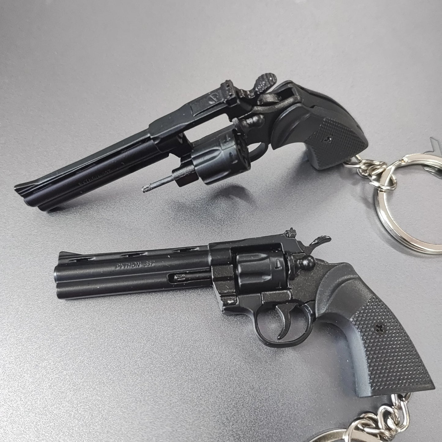1:3 Miniature Revolver G34 Pistol Model Alloy Detachable G17 Toy Gun Keychain Pendant Ornaments Children Toy