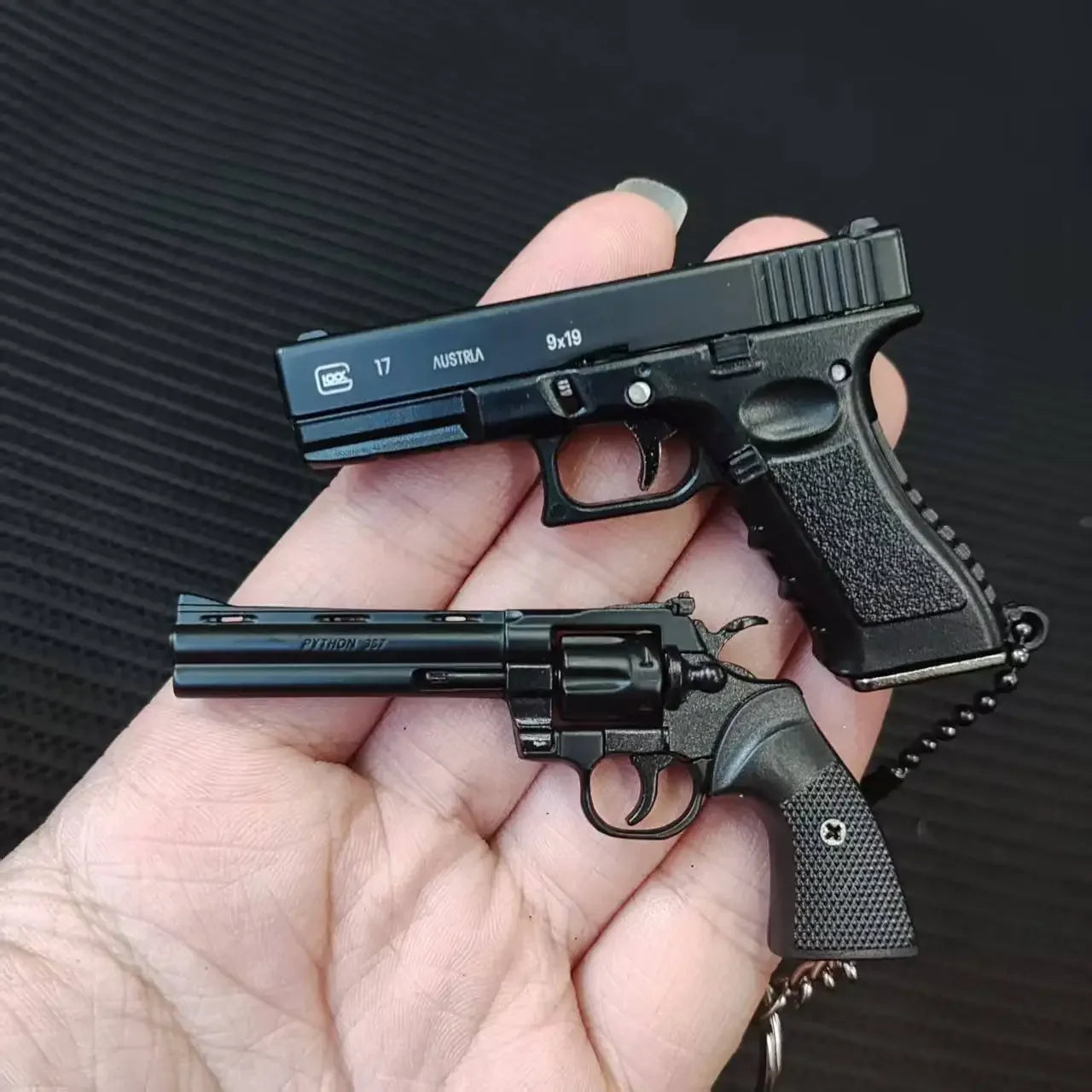 1:3 Miniature Revolver Pistol Desert Eagle Model Detachable Alloy Toy Gun Keychain Pendant Ornaments For Adult Boys Gift