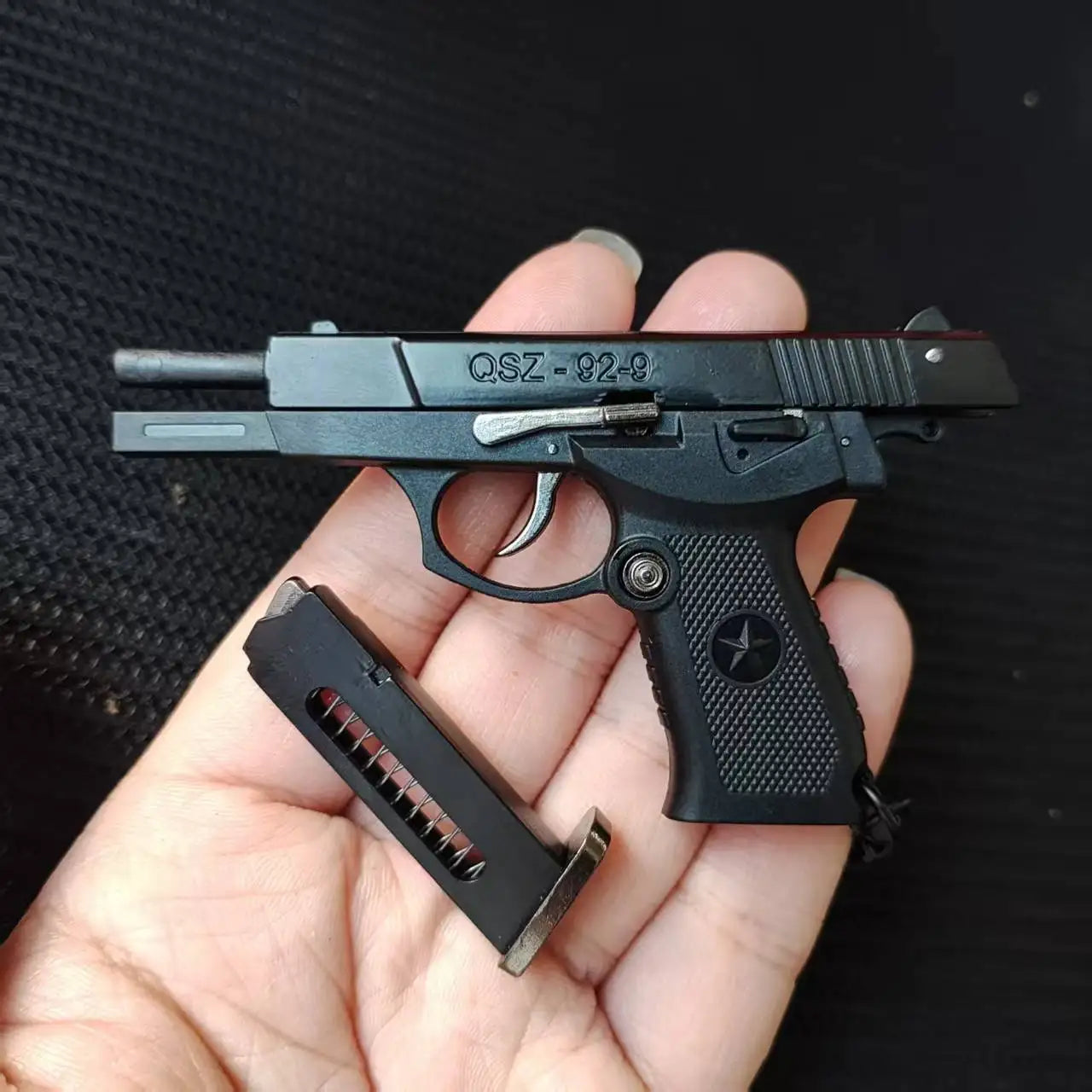 Mini QSZ92 Gun Models 1: 3 Alloy Metal Toys Detachable Toy Gun Desktop Ornament Pendant Fake Gun Holiday Gift for Adult