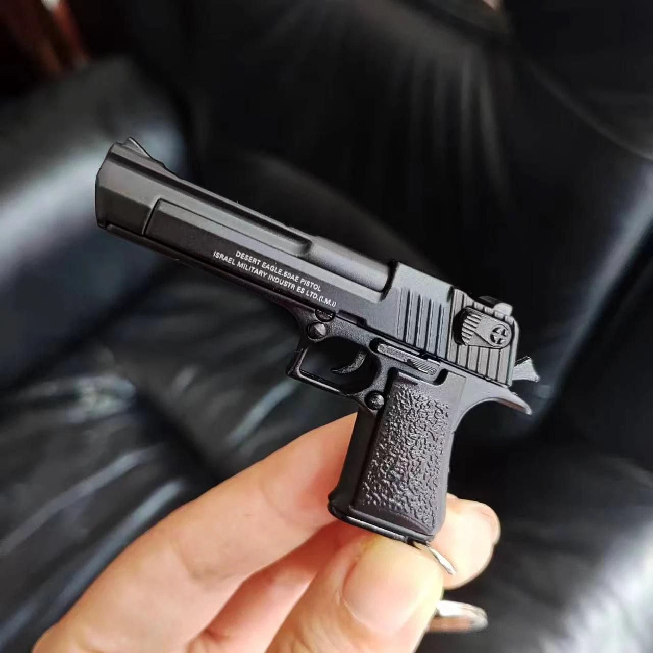 1:4 Alloy Scale Desert Eagle Pistol Keychain Mini Toy Gun Weapon Model Metal Keychain For Adult Kids Christmas Gift