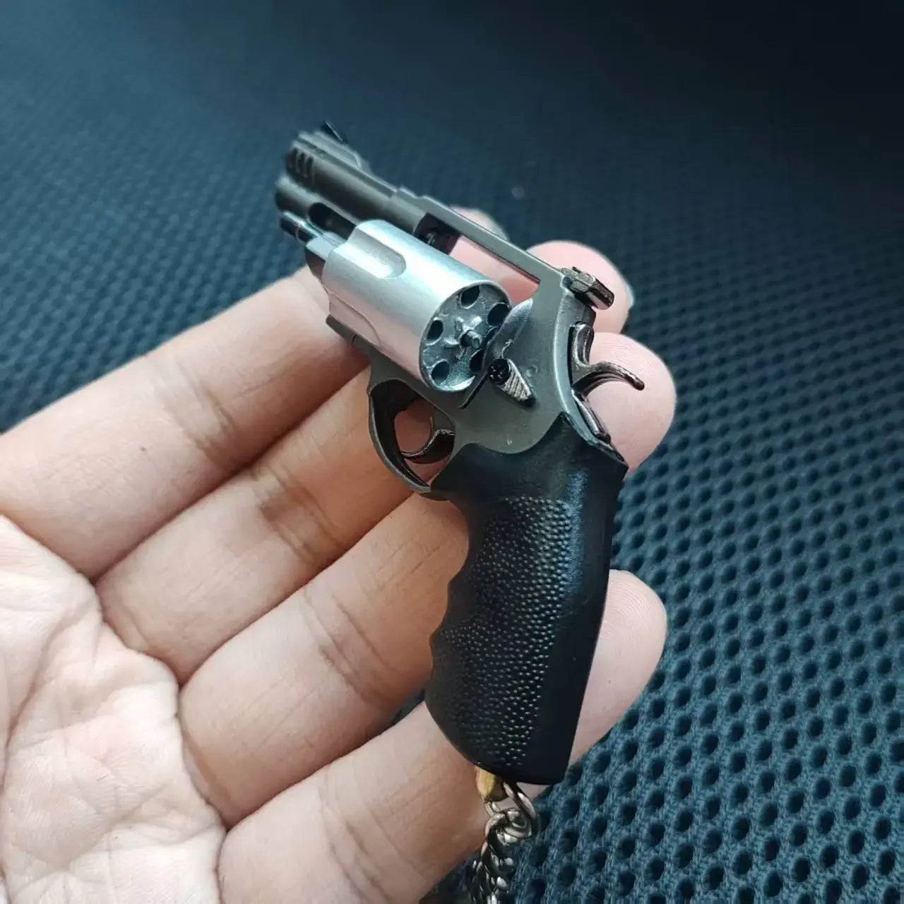 Detachable Revolver Pistol Model 1:3 Miniature Alloy Toy Gun Keychain Pendant Ornaments For Adult Boys Gift