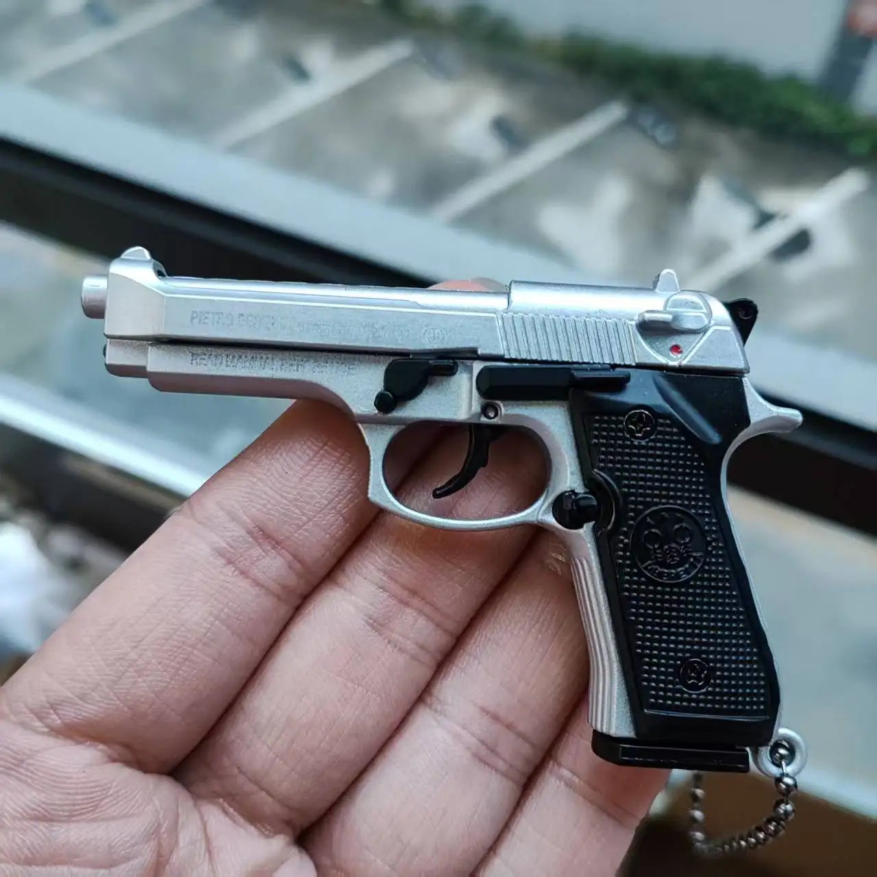 1:3 Mini Revolver Pistol G17 Desert Eagle Model Detachable Alloy Toy Gun Keychain Pendant Ornaments For Adult Boys Gift