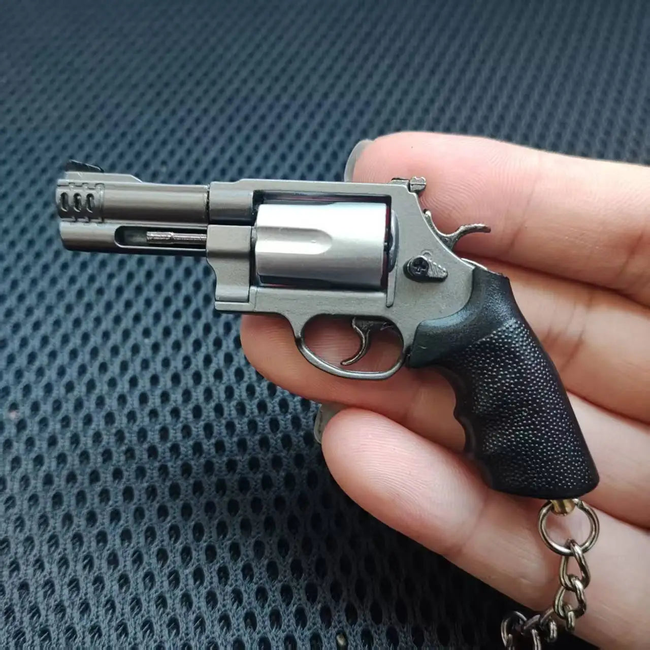Detachable Revolver Pistol Model 1:3 Miniature Alloy Toy Gun Keychain Pendant Ornaments For Adult Boys Gift