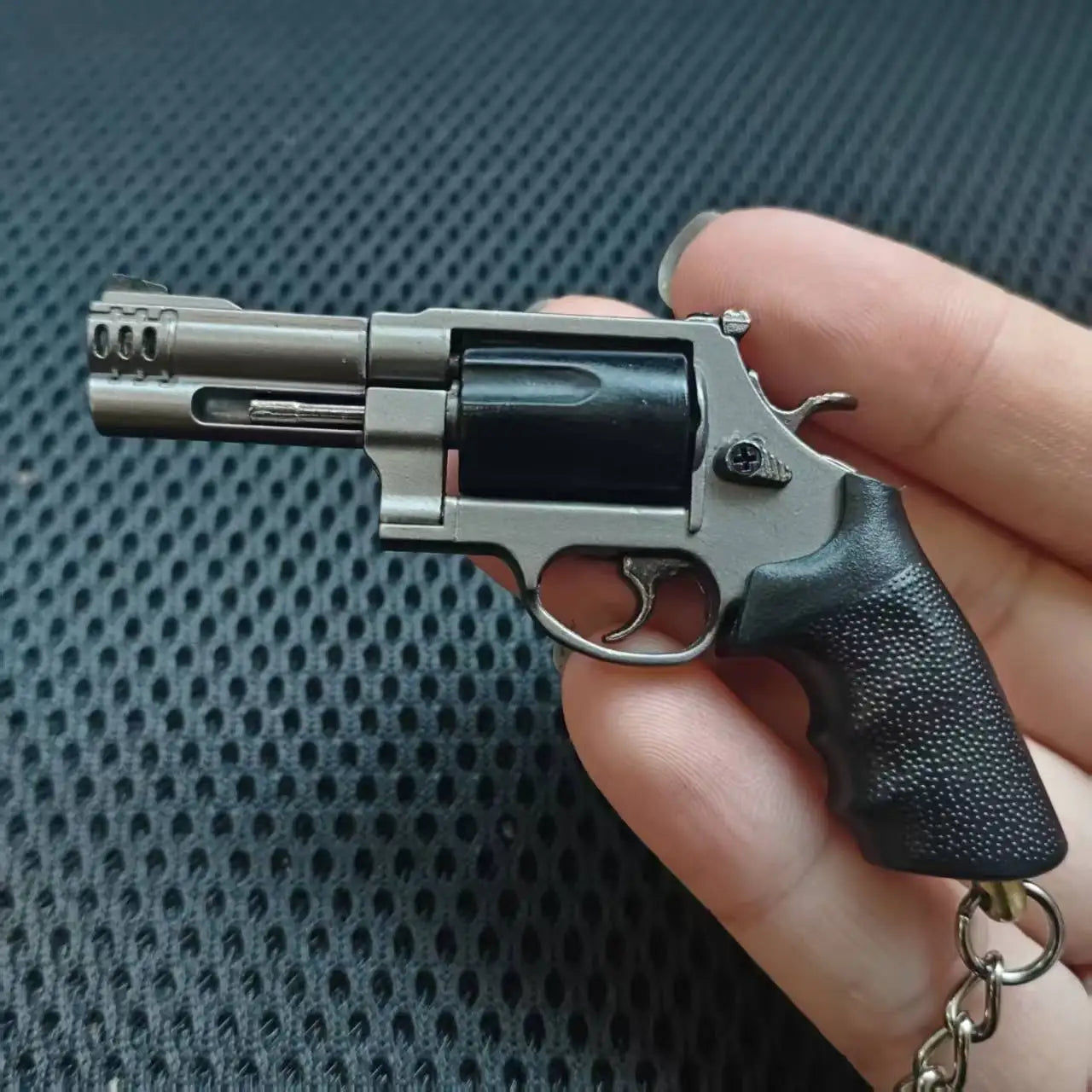 Detachable Revolver Pistol Model 1:3 Miniature Alloy Toy Gun Keychain Pendant Ornaments For Adult Boys Gift