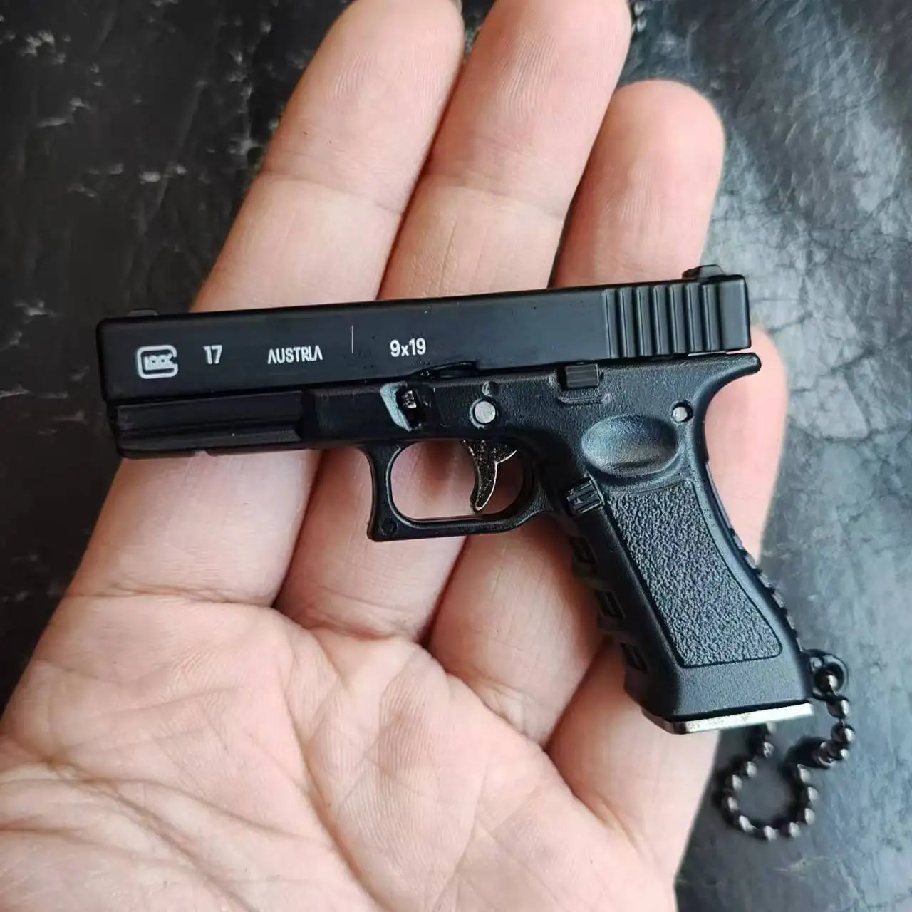 1:3 Semi Alloy G34 TTI Pistol Model Keychain Disassemble Mini Gun Toy Craft Bag Pendant for Chlidren Adults