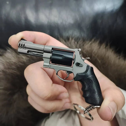 Detachable Toy Gun 1: 3 M500 Alloy Revolver Gun Models Mini Metal Keychain Toys Ornament Pendant Fake Gun for Adult Gift